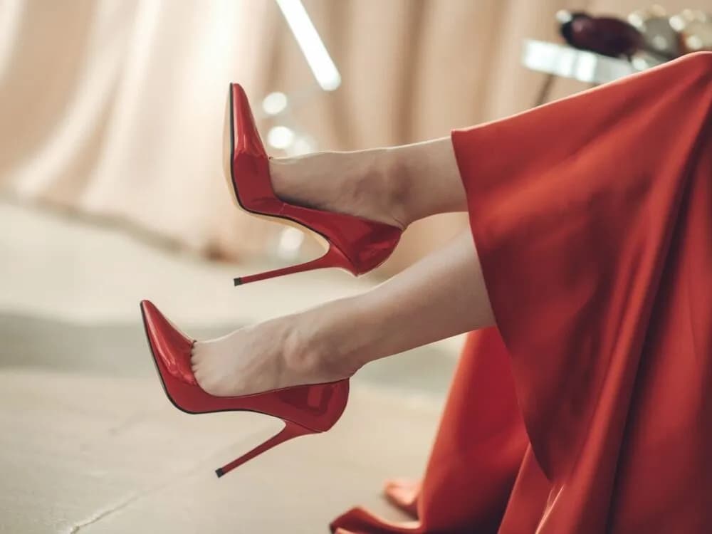 Jakie buty do czerwonej sukienki? Poradnik krok po kroku