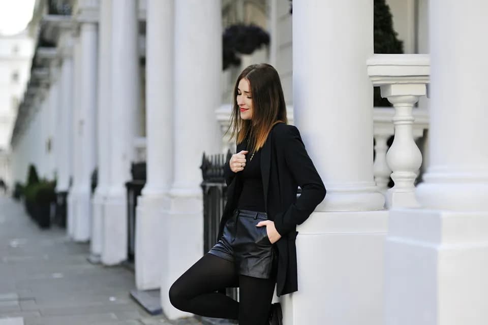 Jak nosić czarne skórzane spodenki? Modne stylizacje na każdą okazję