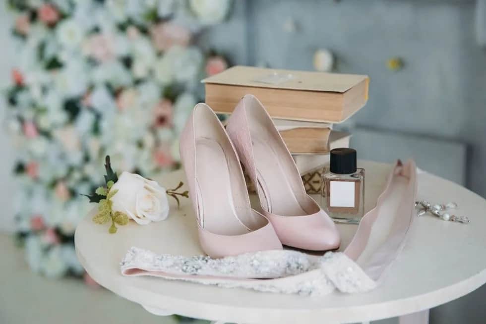 Dodatki do sukni ślubnej: Jak dobrać idealne akcesoria?