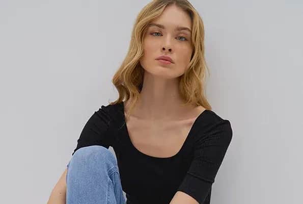 Jaką bluzkę do jasnych jeansów wybrać, by wyglądać stylowo?