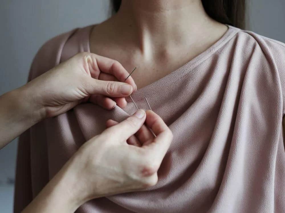 Jak zmniejszyć bluzkę: skuteczne metody na idealne dopasowanie