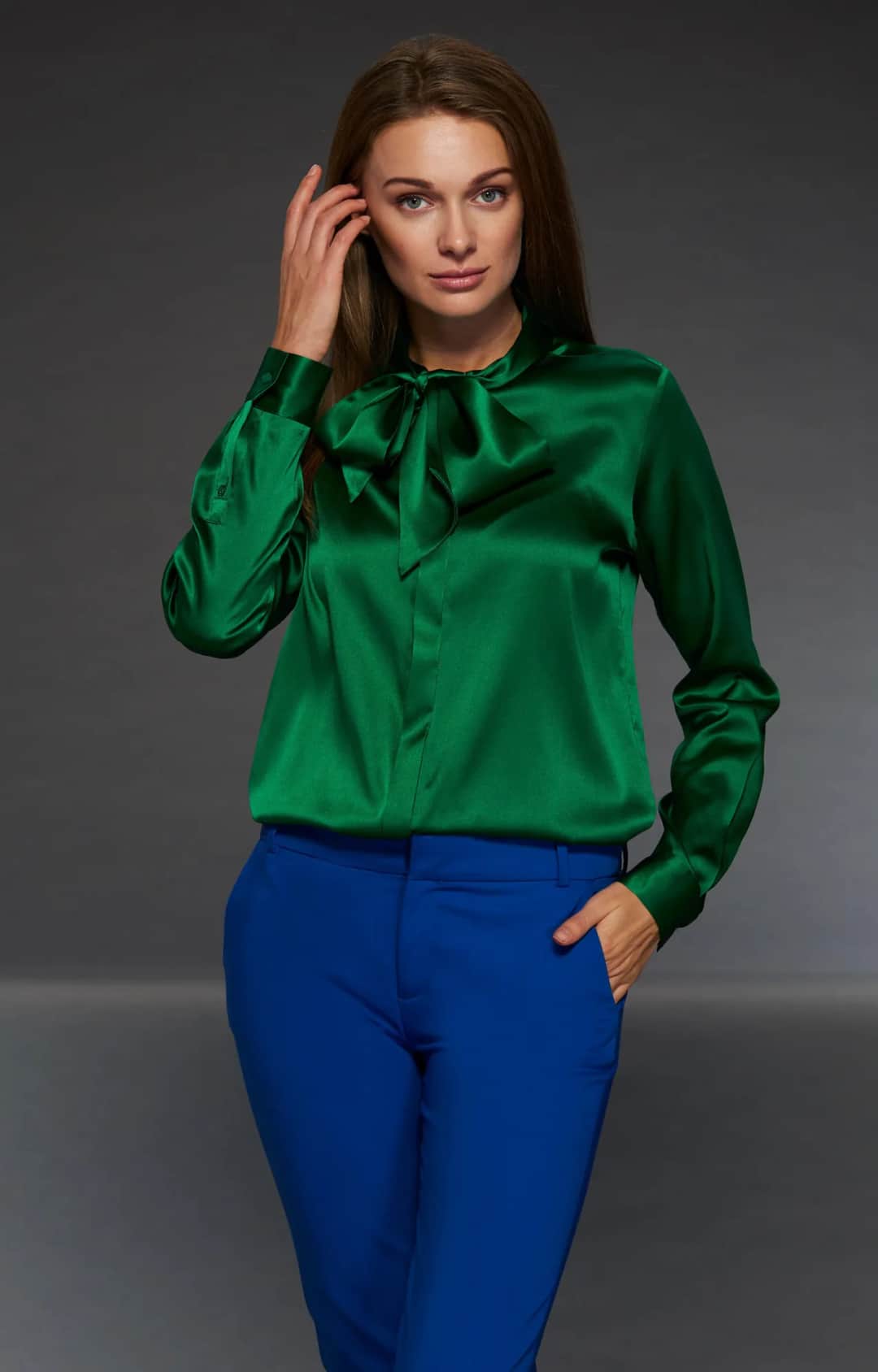 Stylizacje z zieloną koszulą damską – jak nosić ją modnie na każdą okazję