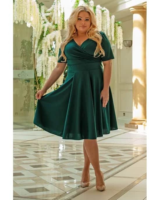 Jakie sukienki na duży biust wybrać, by czuć się pięknie i komfortowo?