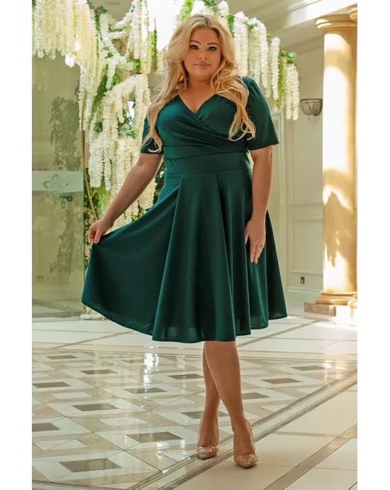 Jakie sukienki na duży biust wybrać, by czuć się pięknie i komfortowo?