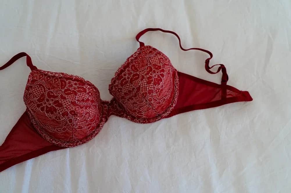 Jak przerobić stanik do sukienki bez pleców – prosty poradnik wideo na YouTube