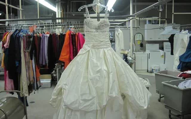 Jak wyczyścić suknię ślubną w domu bez uszkodzeń i plam