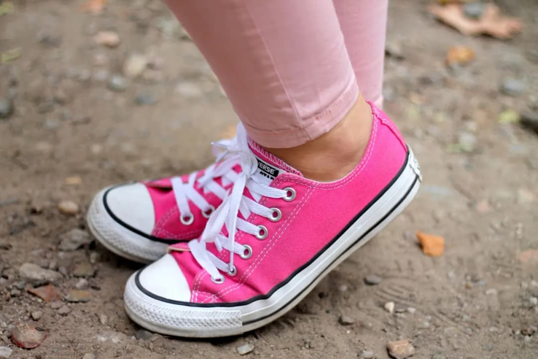 Różowe conversy stylizacje - jak stworzyć modne i unikalne outfity