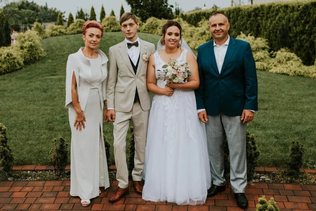 Stylizacje dla mamy pana młodego: jak uniknąć modowych błędów na wesele