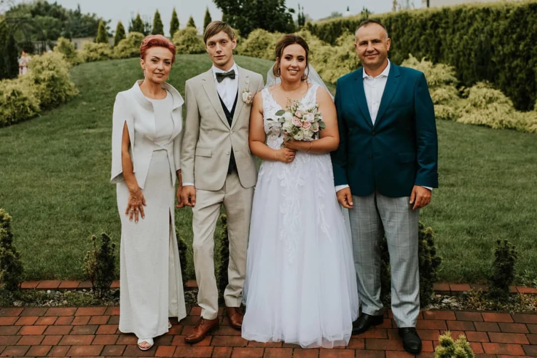 Stylizacje dla mamy pana młodego: jak uniknąć modowych błędów na wesele