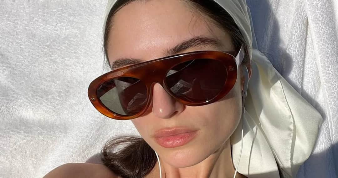 Modne okulary przeciwsłoneczne stylizacje, które odmienią twój look