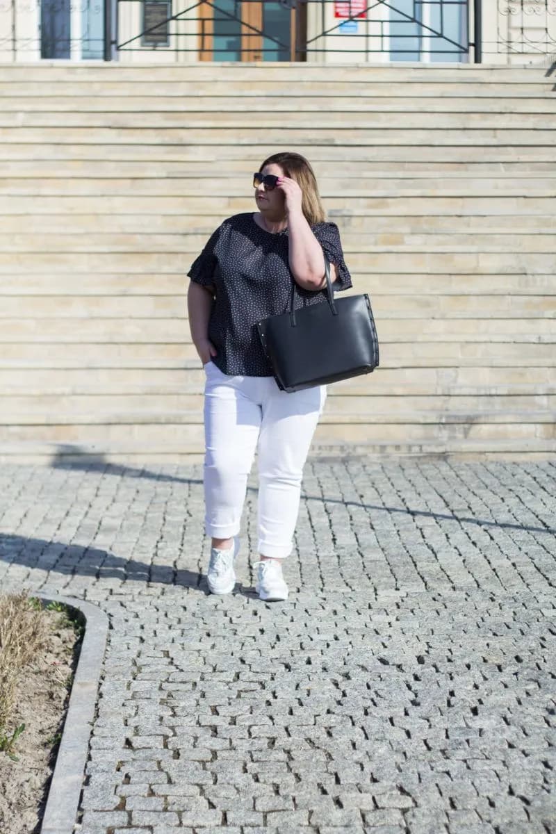 Białe spodnie plus size: modne stylizacje, które pasują do każdej sylwetki